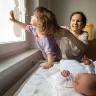 Verunka se snaží utéct oknem před rozzuřenou rozplétačkou dredů