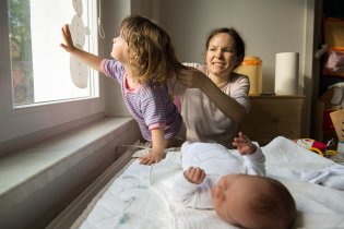Verunka se snaží utéct oknem před rozzuřenou rozplétačkou dredů