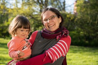 Práce s odraznou deskou šla skvěle i novému asistentu Tomovi