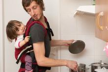 Tatínek má moc rád, když mu Verunka při vaření masíruje záda voskovkou