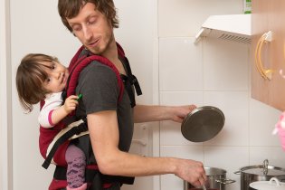 Tatínek má moc rád, když mu Verunka při vaření masíruje záda voskovkou