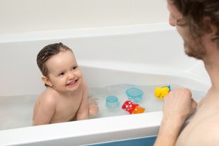 Cáky cáky cáky cák, táto vem mě na koupák!