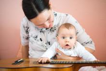 Radovánek si osahává nového člena rodiny