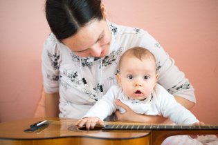 Radovánek si osahává nového člena rodiny