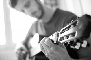 Tomovo novoroční předsevzetí je nasnadě - v létě na České s kloboukem