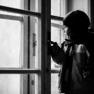 Výhled z hradu směrem k přehradě je bohužel omezen náletovými dřevinami