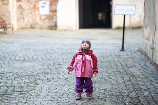 Návštěvnice hradu obdivuje vysokou věž