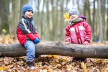 Verunka se vždy nenápadně infiltruje do cizích portrétů, zde například do focení Sebíka s rodinou