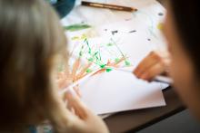 Každý správný kluk musí umět a pískat a holčička aspoň foukat do brčka