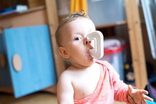 Typické sobotní ráno - Radovánek, oděn jako antická bohyně, požírá dveřní zarážku