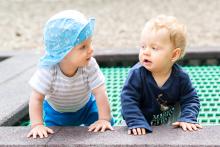 Radovánek dává frajerským pohledem jasně najevo, kdo je tu o 2 měsíce starší