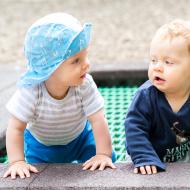 Radovánek dává frajerským pohledem jasně najevo, kdo je tu o 2 měsíce starší