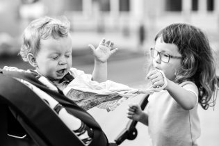 Naše kočárková sestava - postávající a mávající Radovánek a Verunka na skejtu - budí poměrně dost pozornosti