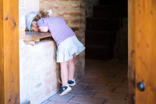 Varování "bacha ať nespadneš do záchoda" má na hradě úplně jinou váhu