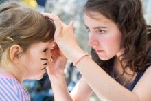 Na řecké sobotě krásná řekyně maluje Verče na obličej řeckou kočičku