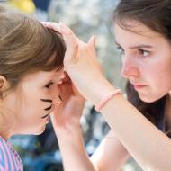 Na řecké sobotě krásná řekyně maluje Verče na obličej řeckou kočičku