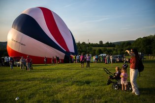 Verča svolila přiblížit se k balónům o něco více než před rokem...
