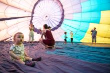 Ale dovnitř do balonu si troufl jen Radovánek