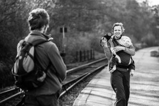 Focení s dítětem na břiše je evidentně velká zábava
