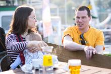 Společenská konverzace přes plot