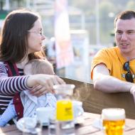 Společenská konverzace přes plot