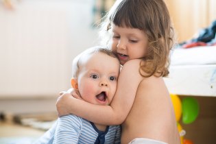 V tuto chvíli se Radovánkovi ještě sesterské hrátky líbily