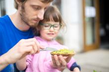 Co jiného si dát na zub v Café Mendel, než hráškovou pomazánku?