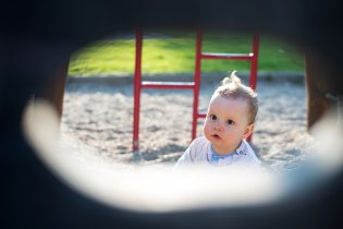 Chudák Radovánek místo avizované maminky vidí v díře pouze objektiv