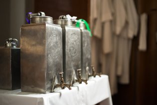 Nechali jsme si vysvětlit, že tyto krásné kanystry v sakristii katedrály obsahují svaté oleje pro celou diecézi