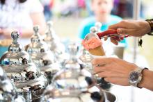 Den těhotenství - u stánku Tutti Frutti je jako obvykle největší fronta