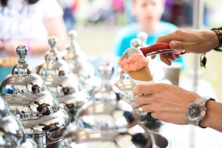 Den těhotenství - u stánku Tutti Frutti je jako obvykle největší fronta