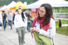 Supermatka mezi oky po očku kontroluje co provádí rozjívená Verunka na pískovišti