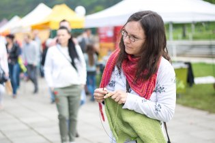 Supermatka mezi oky po očku kontroluje co provádí rozjívená Verunka na pískovišti