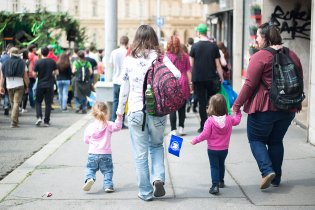 V Majálesovém průvodu se nám nejvíc líbil zelený alegorický vůz Mendelu se skupinou Jelen