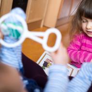 Ojedinělá zlatá chvilka pro rodiče - Verunka předčítá Radovánkovi