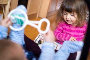 Ojedinělá zlatá chvilka pro rodiče - Verunka předčítá Radovánkovi