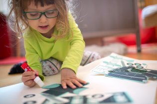 Verunka při natírání lepidlem zatím nerespektuje žádné hranice