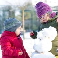 Brácha, ten sněhulák je tak zmrzlej, že do něj ani ta ředkvička nejde zarazit!