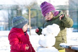 Brácha, ten sněhulák je tak zmrzlej, že do něj ani ta ředkvička nejde zarazit!