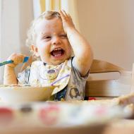 Jako správní líní rodiče samozřejmě počkáme, až to zaschne a odpadne samo