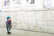 Radovánek sleduje stínové divadlo