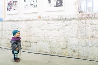 Radovánek sleduje stínové divadlo