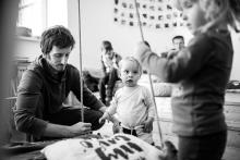 Houpačka pro kočky samozřejmě nejvíc přitahuje děti