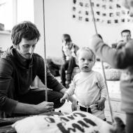 Houpačka pro kočky samozřejmě nejvíc přitahuje děti