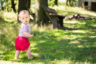 Dej mi ruku, pojď, půjdeme šlapat náš svět