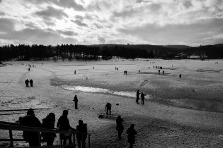 Sice je nad nulou, ale těch 40 cm ledu snad ještě chvíli vydrží