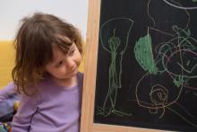 Verunka se zdokonaluje v malování kytary