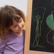 Verunka se zdokonaluje v malování kytary