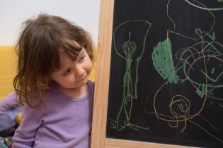 Verunka se zdokonaluje v malování kytary