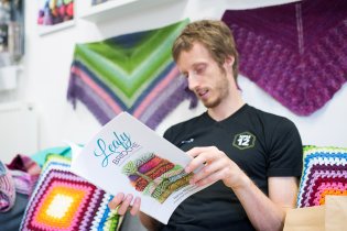 Žádný pánský časopis bohužel na otevření showroomu vlněných sester neměli